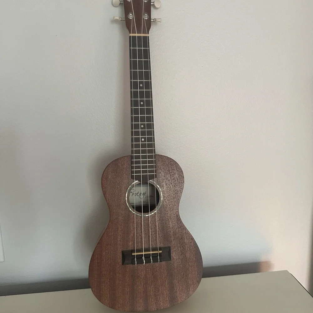Brown Concert Ukulele - Picture 1 of 6